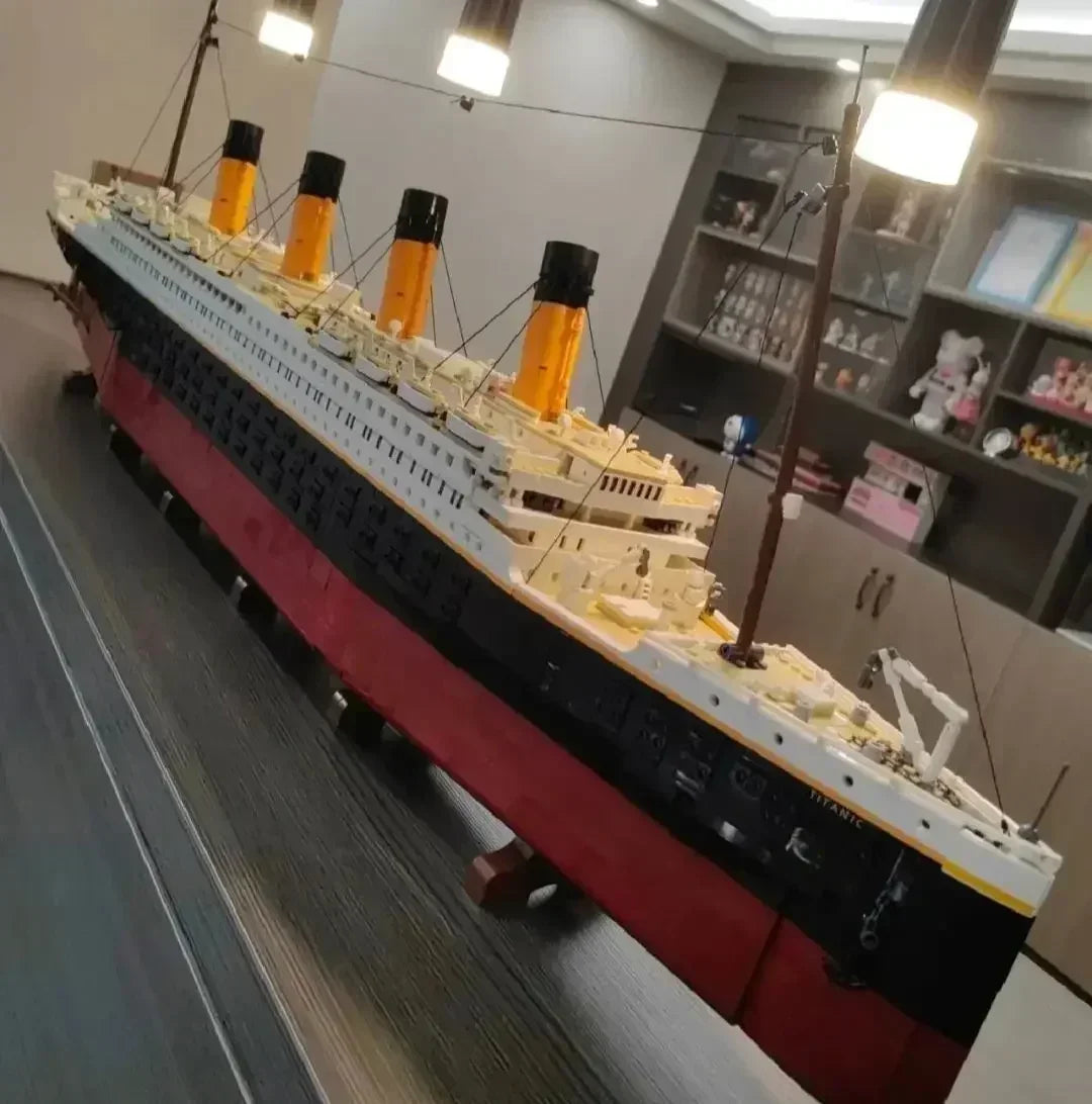 A    Titanic Ship 9090pcs Compatible 10294 ( NEW IN ) ل ي ج و