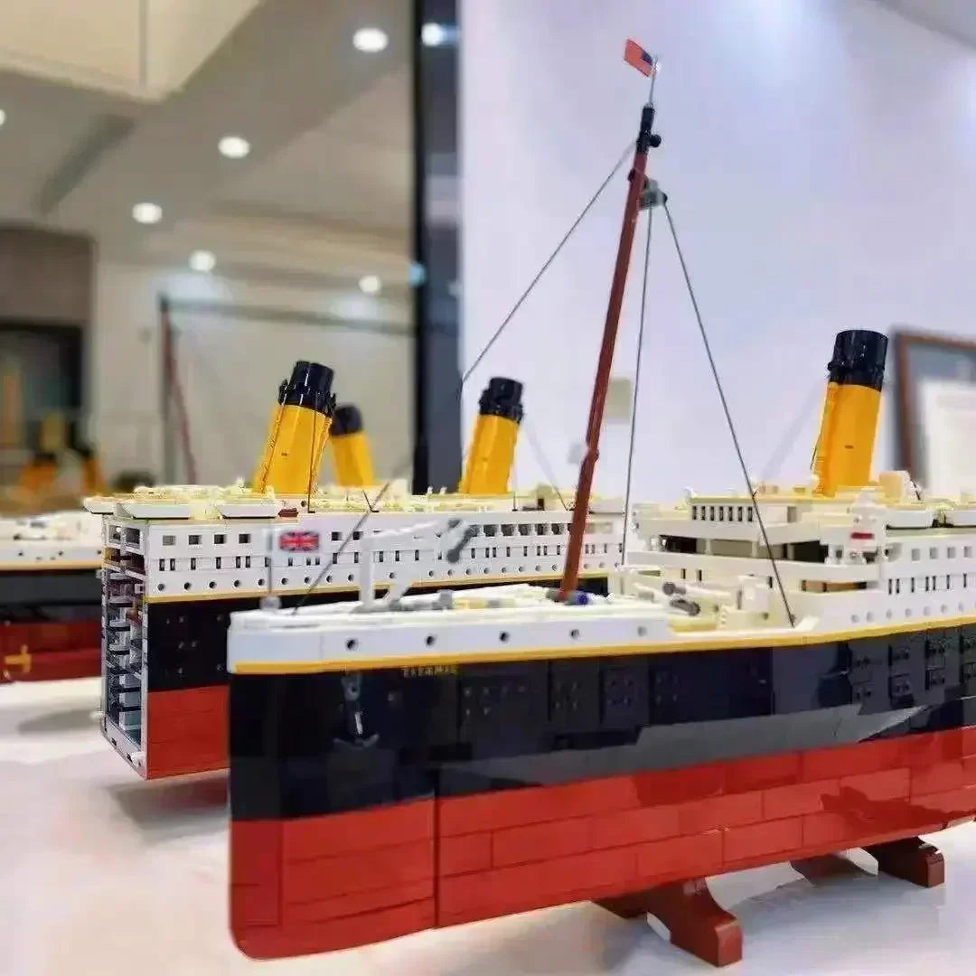 A    Titanic Ship 9090pcs Compatible 10294 ( NEW IN ) ل ي ج و